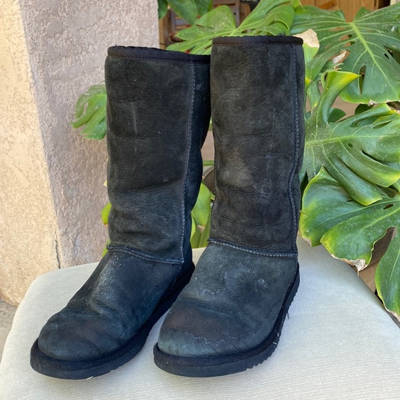 Uggs size 6 black tall classic wool lined boots. - Picture 1 of 9